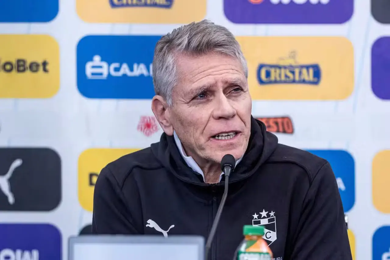 Paulo Autuori em ação pelo Sporting Cristal, do Peru