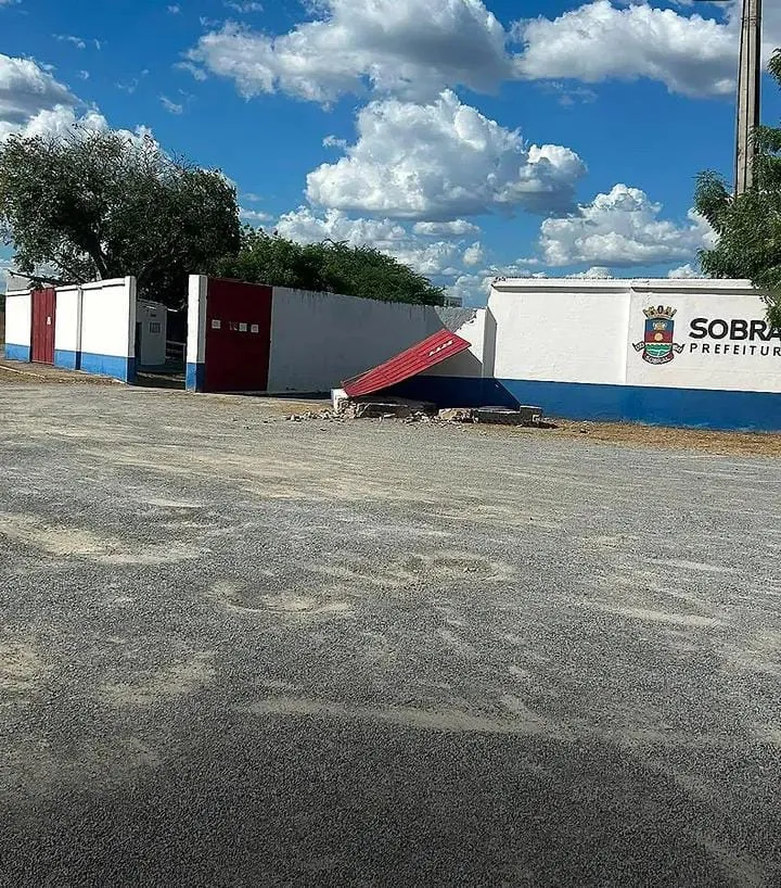 O impacto do ônibus derrubou parte do muro do estádio do Junco
