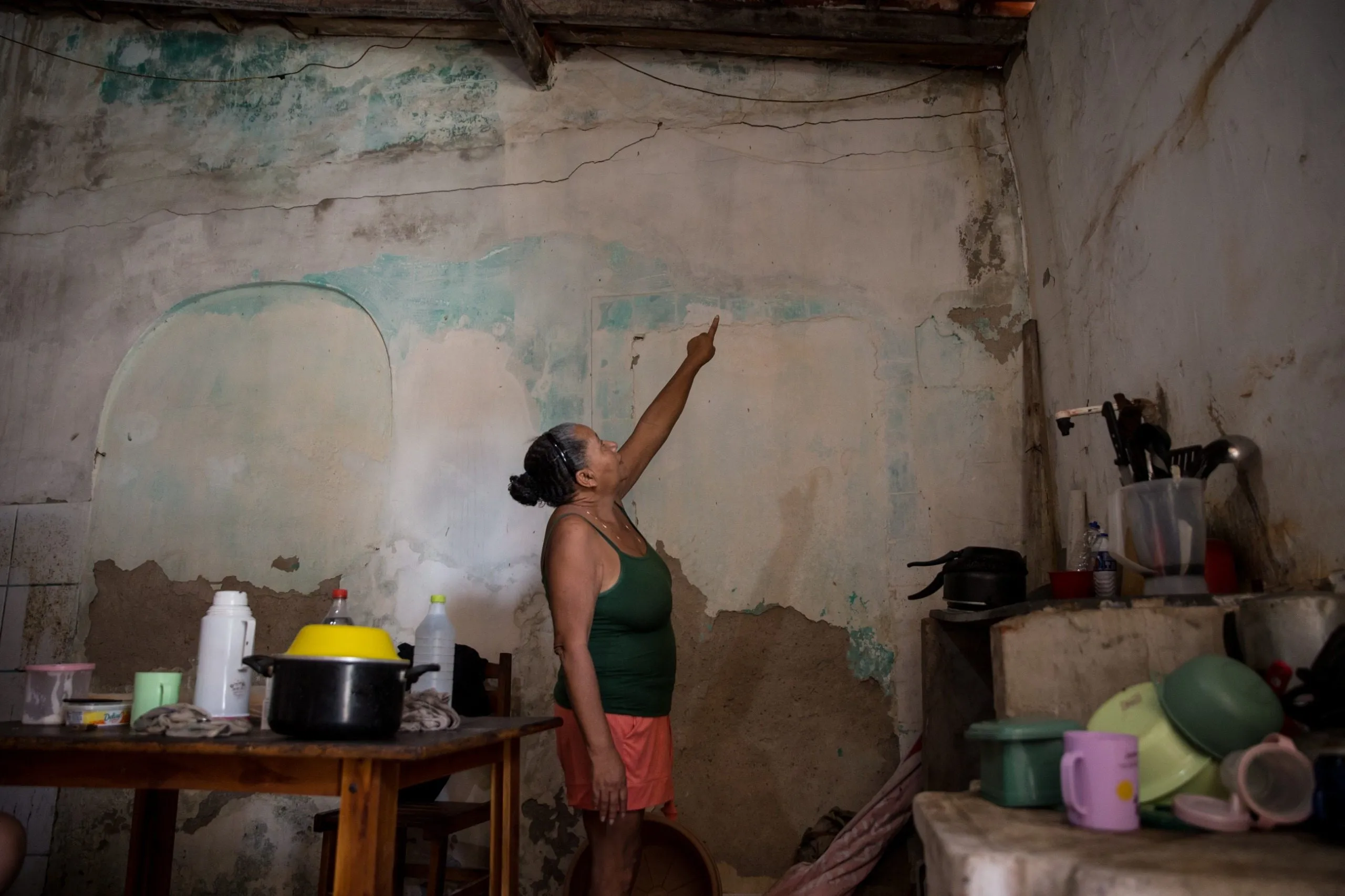 Silvana Silva relata, à reportagem, a convivência com precariedade na estrutura da casa, problemas de energia e de esgotamento sanitário há pelo menos dez anos.