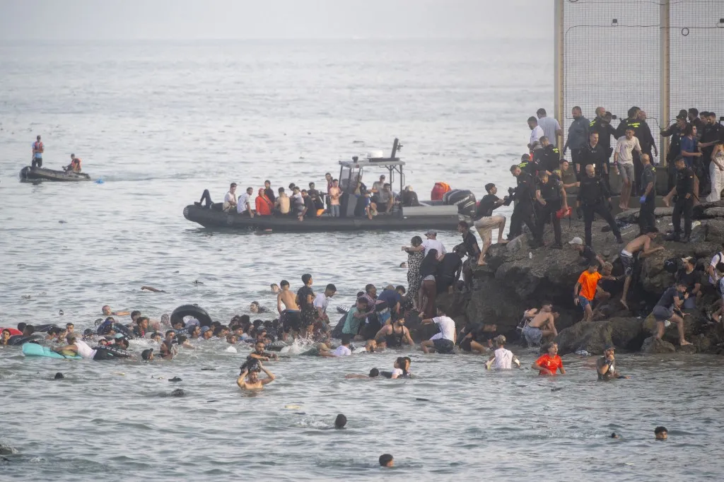Enquanto migrantes marroquinos e argelinos tentavam chegar a Ceuta a nadar, a maioria teria sido interceptada por barcos de patrulha marroquinos.