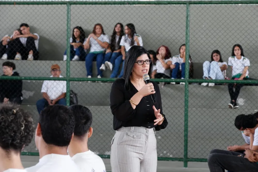 Secretária da Educação do Ceará em evento de abertura do segundo semestre do ano letivo, no Jangurussu: foco no Enem e combate ao bullying.