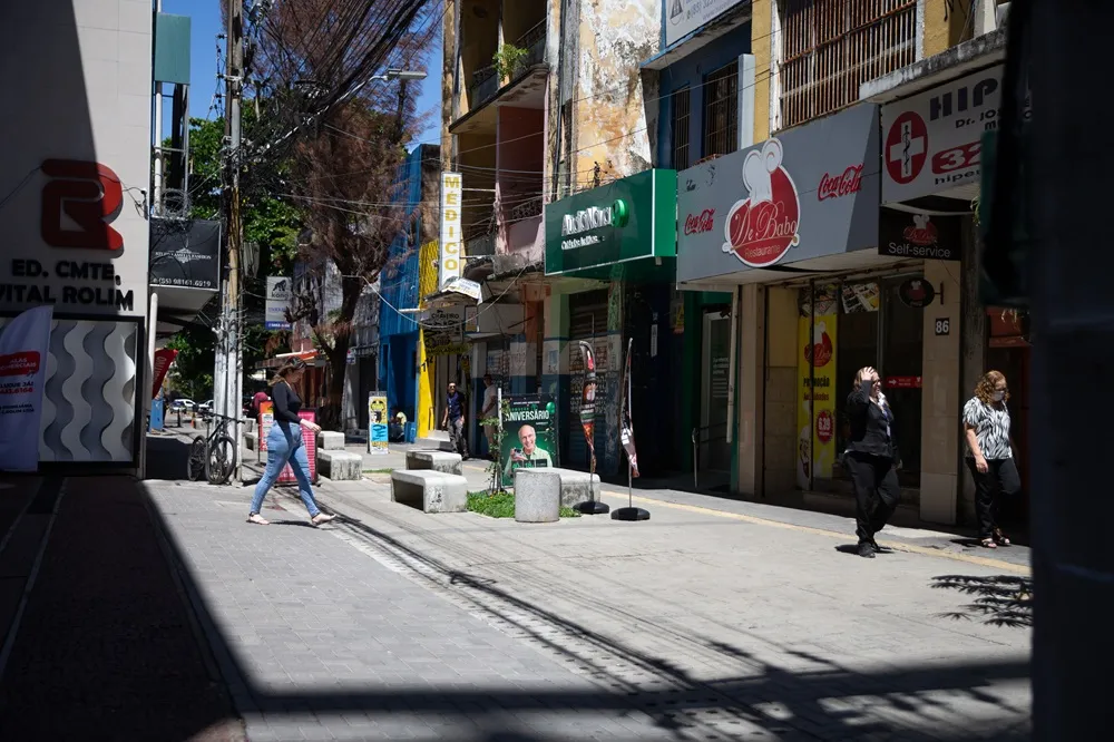 Em um dos acessos da rua, o comércio é mais intenso, com lojas de departamento, calçamento modificado e empreendimentos antigos.