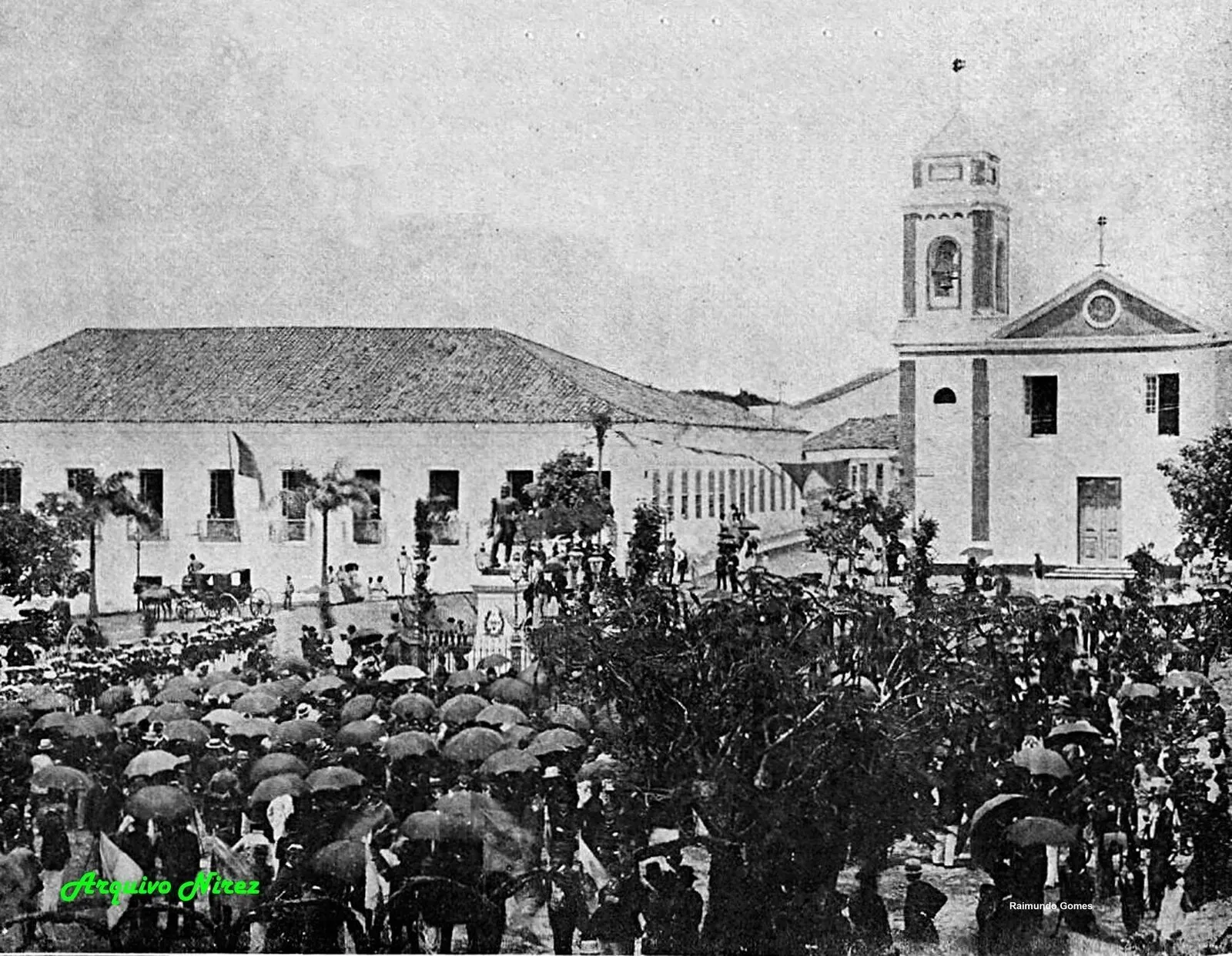 Igreja do Rosário à esquerda, em 1908; na fotografia, é possível conferir um pouco da dimensão da Fortaleza antiga.