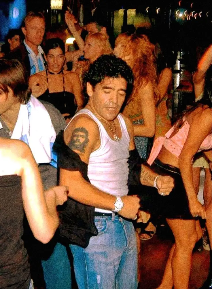 Diego Armando Maradona dançando durante uma festa