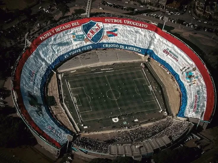 Bandeirão do Nacional do Uruguai, o maior do mundo, possui 24 mil m2 e ocupa quase todo o estádio Centenário
