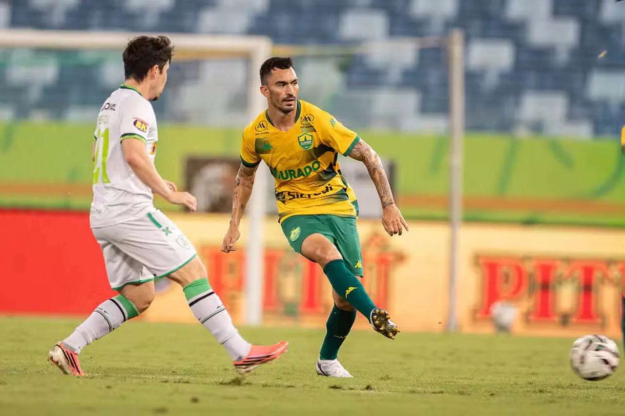O volante Raul é um dos líderes de jogos do Cuiabá na temporada de 2026