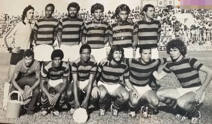 Time do Garani de Juazeiro antes de partida no estádio Romeirão. Jurandi está de branco à esquerda. Depois desse jogo, por conta da vitória, ele teve de cortar os cabelos.