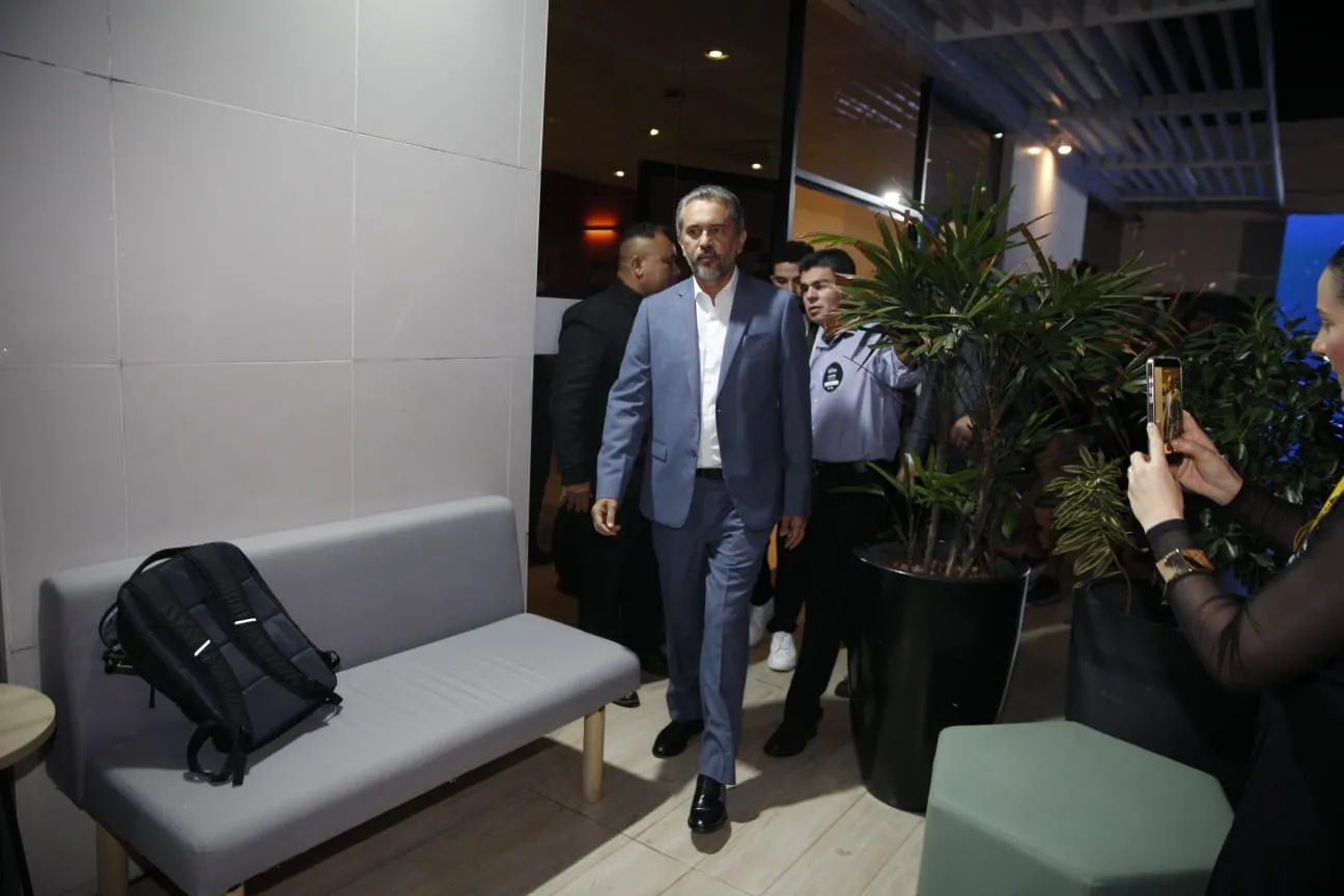 Elmano de Freitas durante a chegada ao debate.