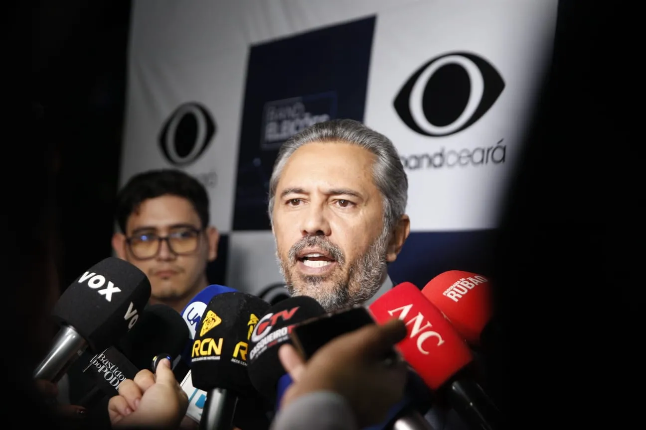 Elmano de Freitas conversou com a imprensa pouco antes do debate.