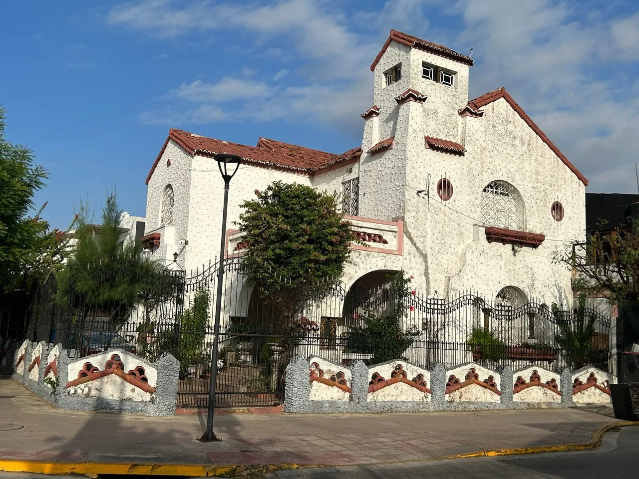 Antiga casa do construtor Falb Gurgel, em Sobral, é um exemplo do estilo missão neocolonial.