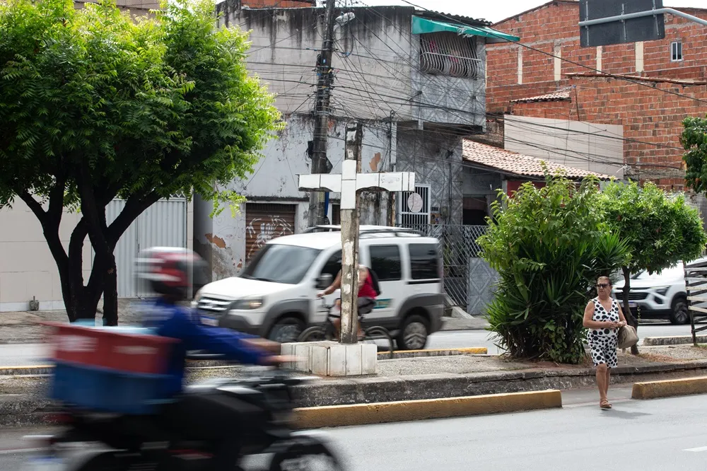 Com pouco mais de dois metros de altura, monumento parece invisível na paisagem.