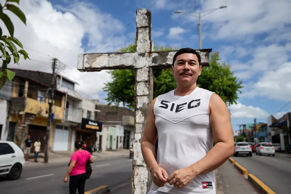 Filho de uma das habitantes mais antigas do Pirambu, Marcelo Brito reside em frente à Cruz.