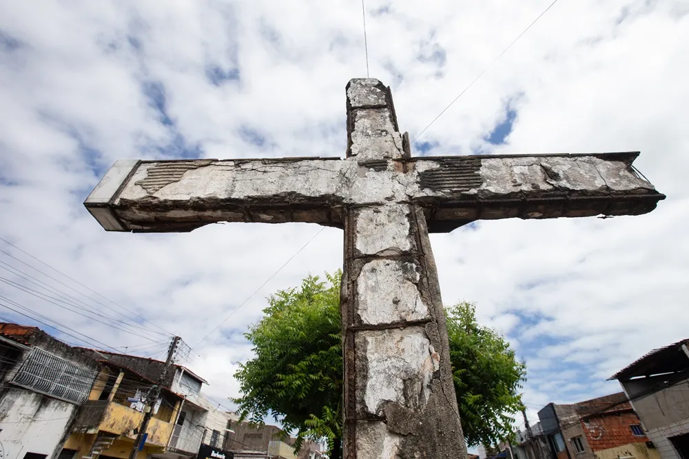 Hoje, tanto a base quanto o corpo da obra apresentam concreto corroído, em contraste com o que um dia foi revestido por cerâmica.