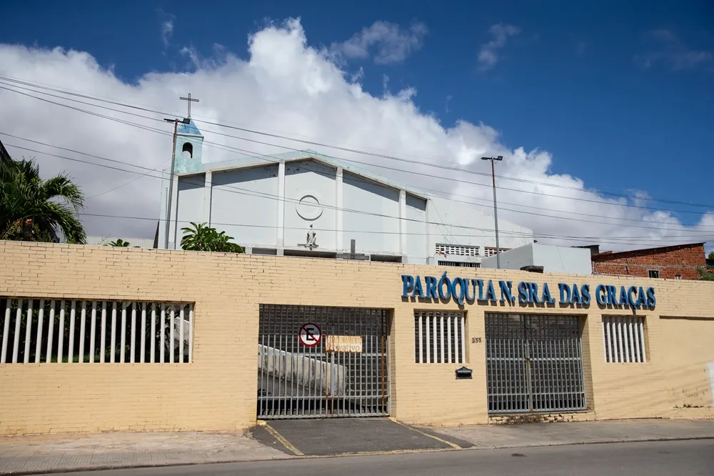 Pirambu possui duas paróquias: Nossa Senhora das Graças e Cristo Redentor, atestando a força da fé no bairro.