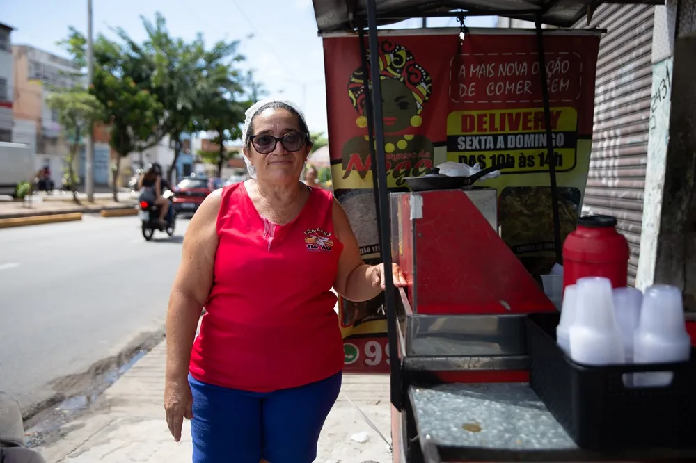 Dona Raimunda Nonata é uma das moradoras que espera revitalização da Cruz da Leste-Oeste.