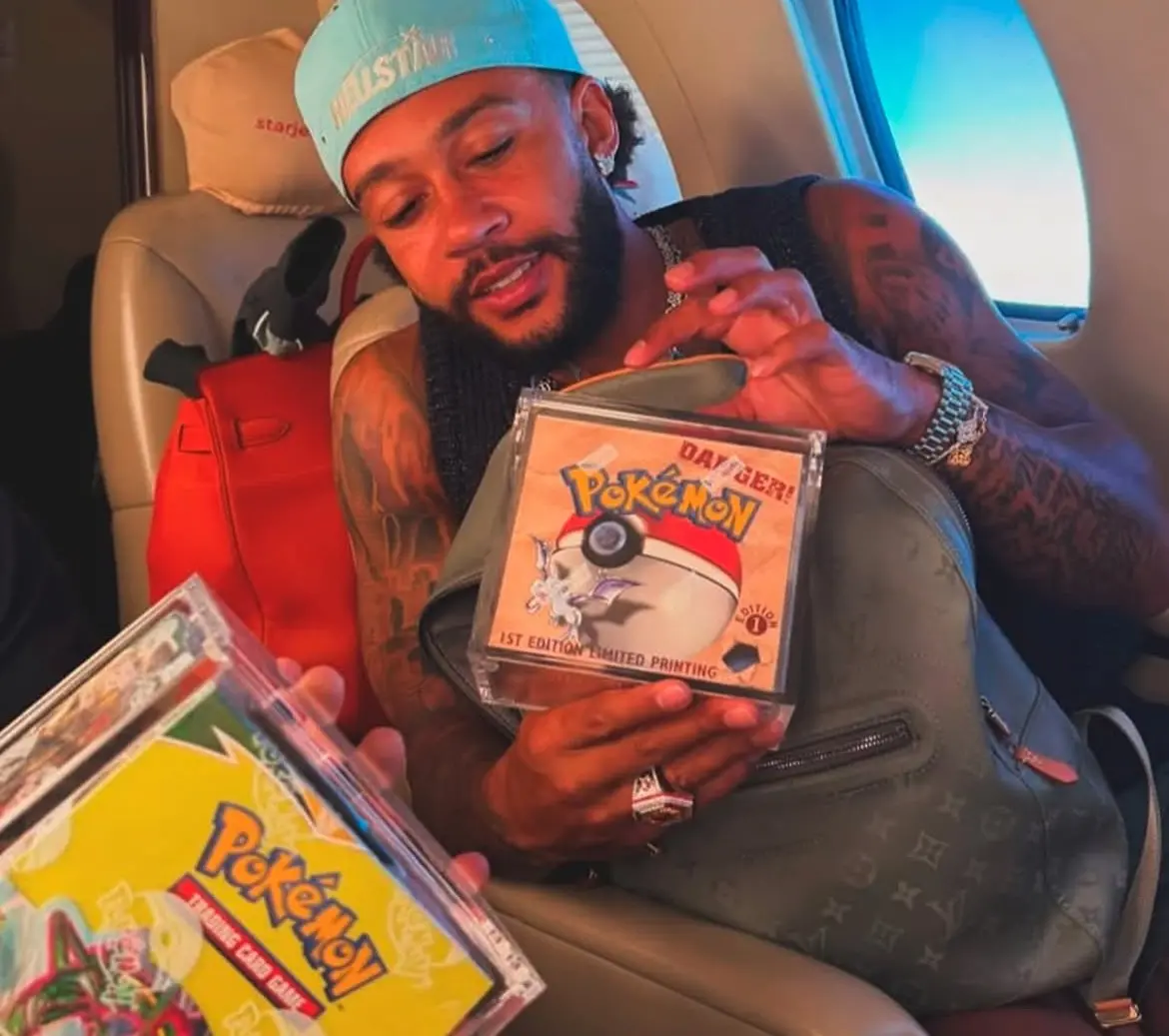 Depay exibe pacote de cartas