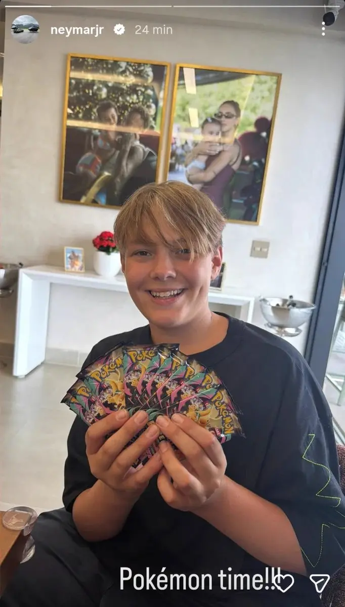 Davi Lucca exibe pacotes de Pokémon