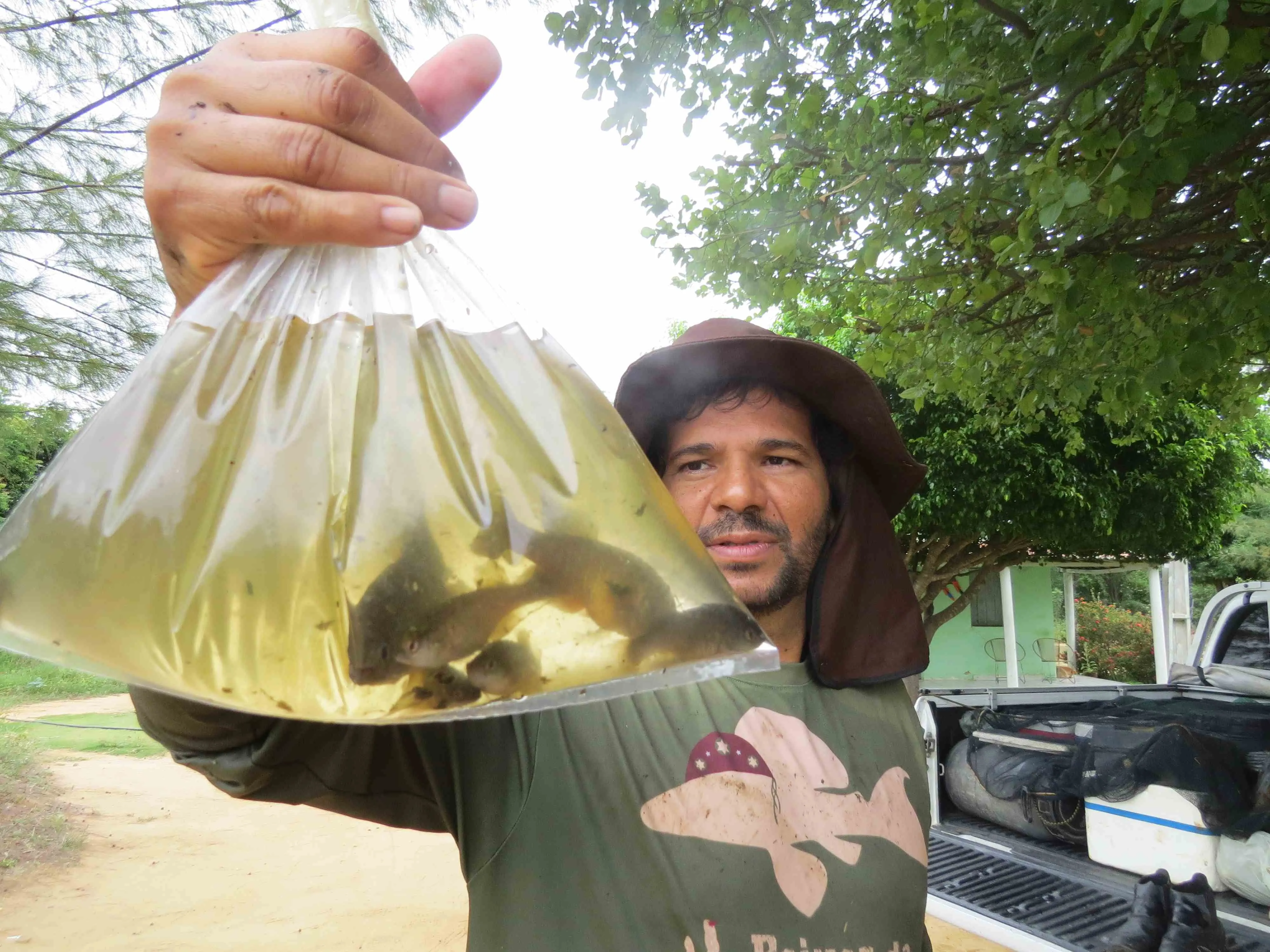 Telton Ramos, biólogo e professor visitante na UFRN, estuda peixes de água doce e fomenta um perfil em redes sociais com divulgação científica.