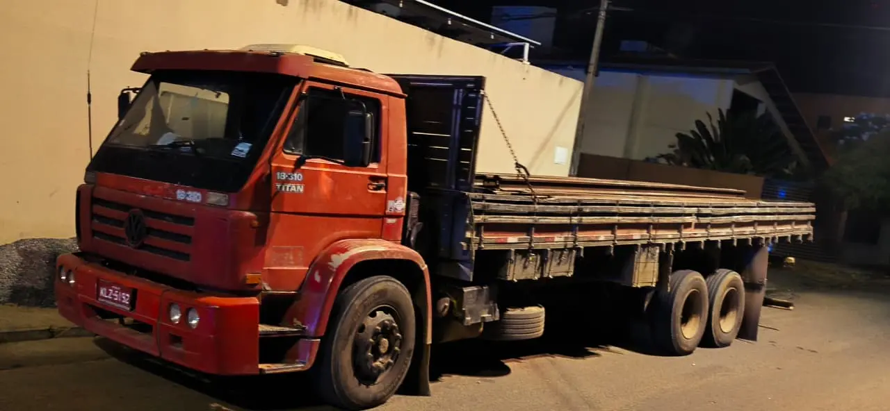 Imagem da notícia Nove homens são presos por roubar 130 trilhos ferroviários no Ceará para levar a Pernambuco