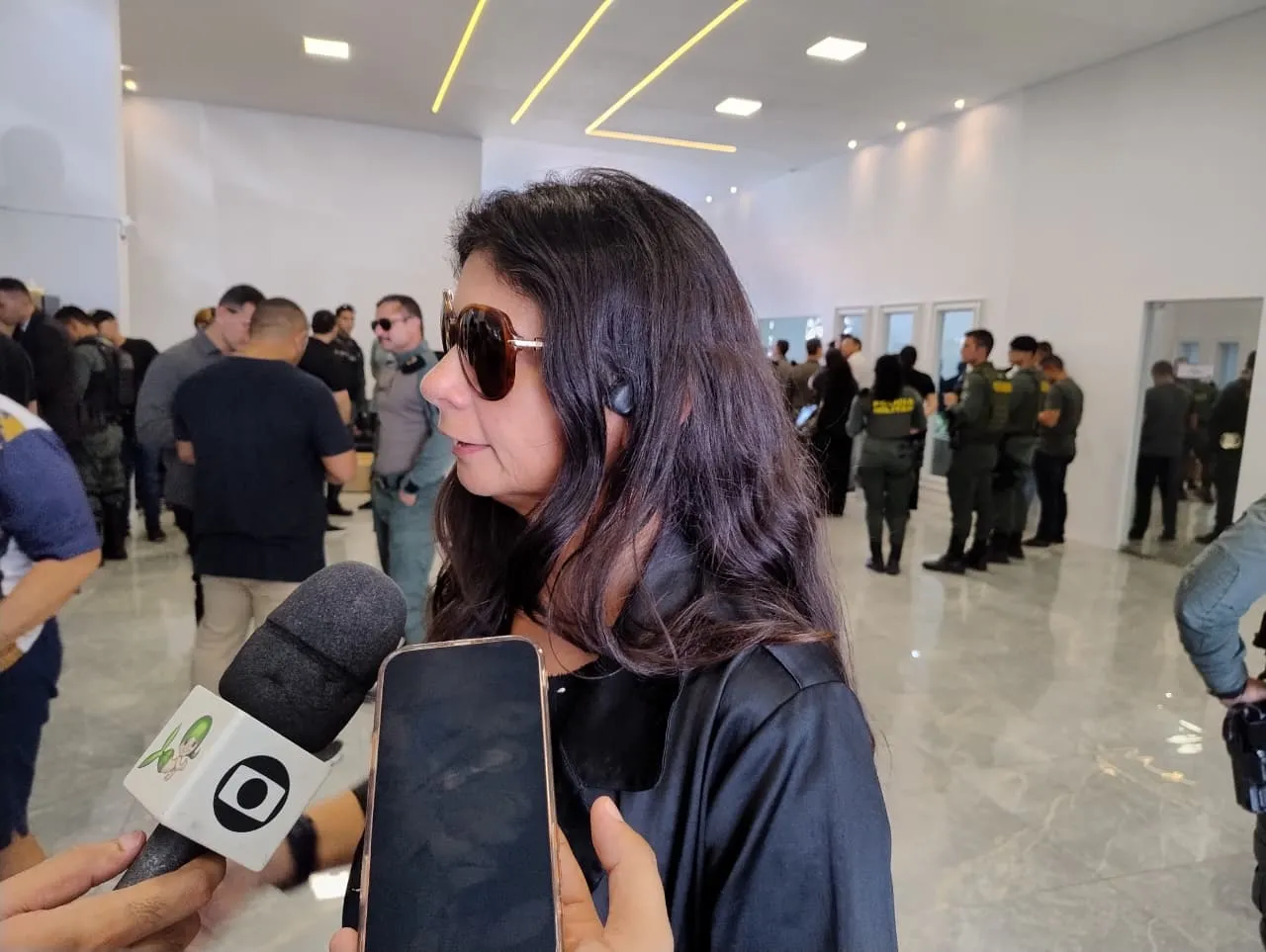 A tia do PM pede justiça pela morte do sobrinho.