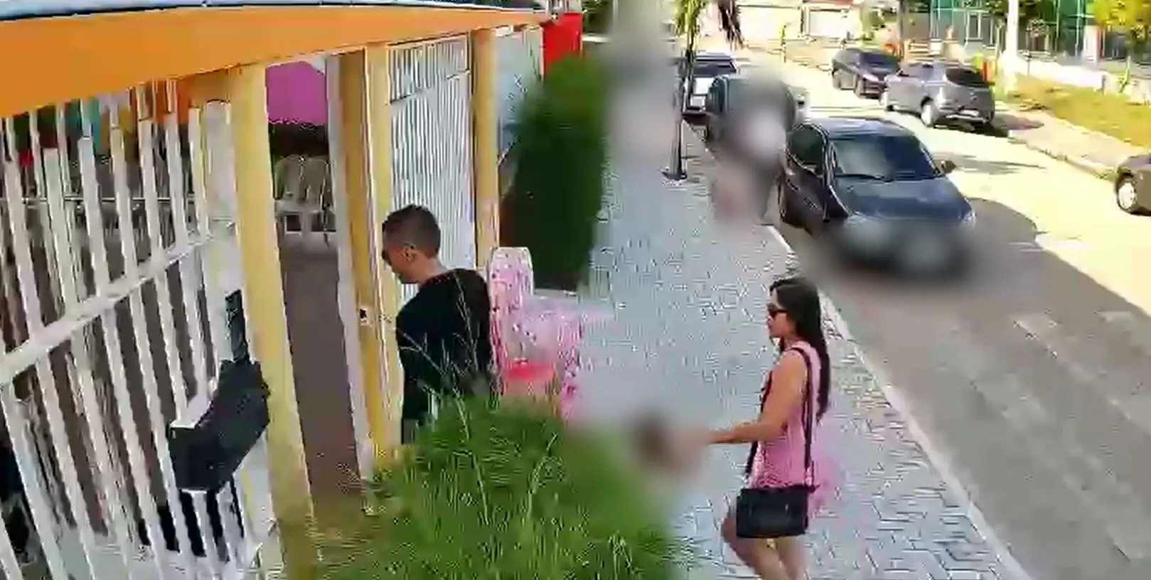 A soldado da Polícia Militar do Ceará (PMCE) Júlia Natália Girão Gomes, vista de rosa nas imagens, concedeu depoimento sobre o caso à polícia.