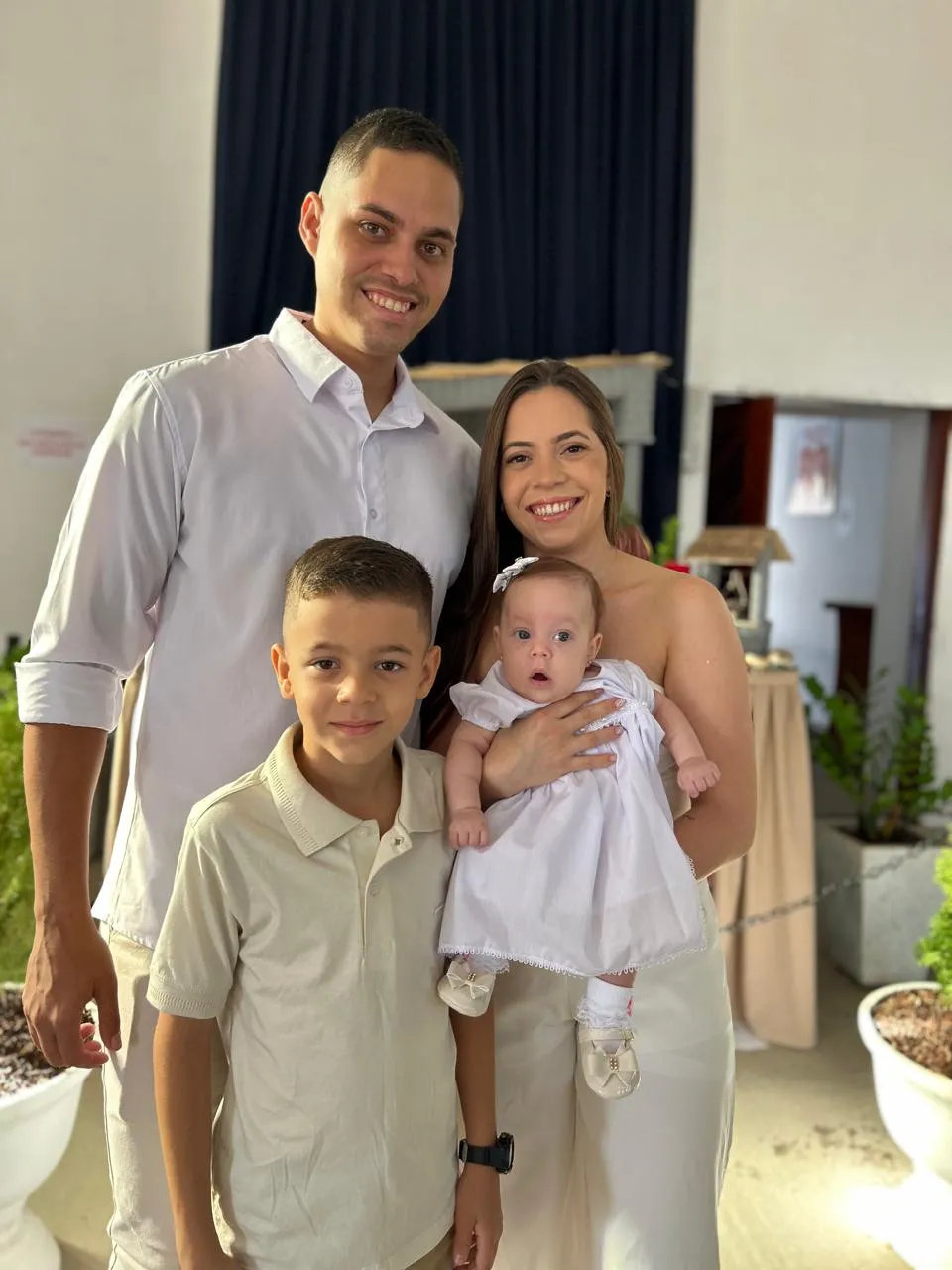 Lucas, Rute, João Miqueais e Sofia em foto no dia do batismo da bebê.