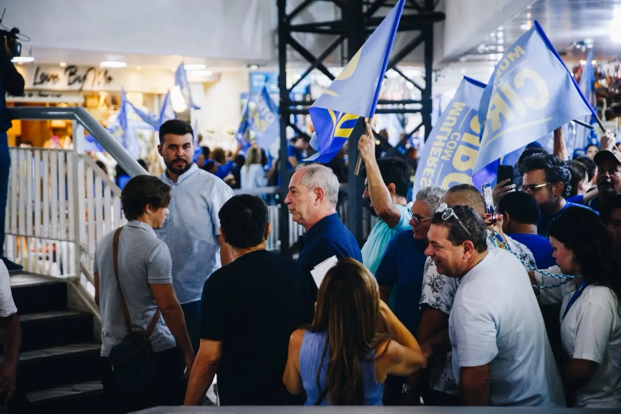 Ciro Gomes fez caminhada com apoiadores nos corredores do Mercado Central, em Fortaleza.