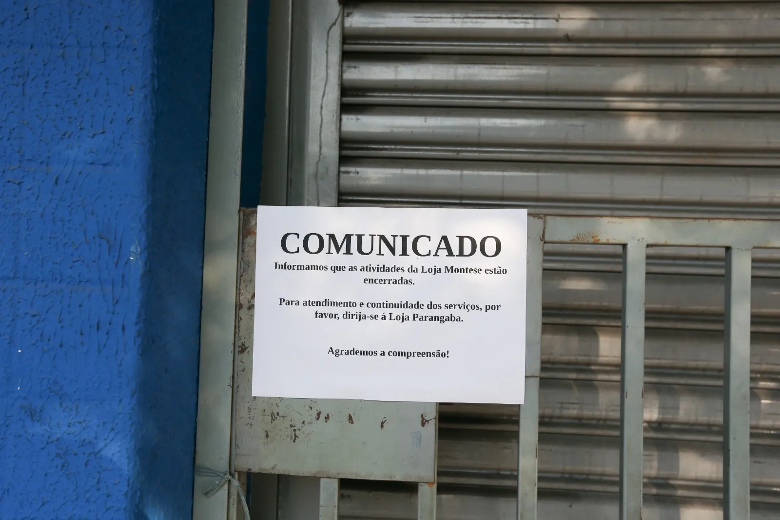 Cartaz informa fechamento de unidade da Casas Bahia no Bairro Montese, em Fortaleza.