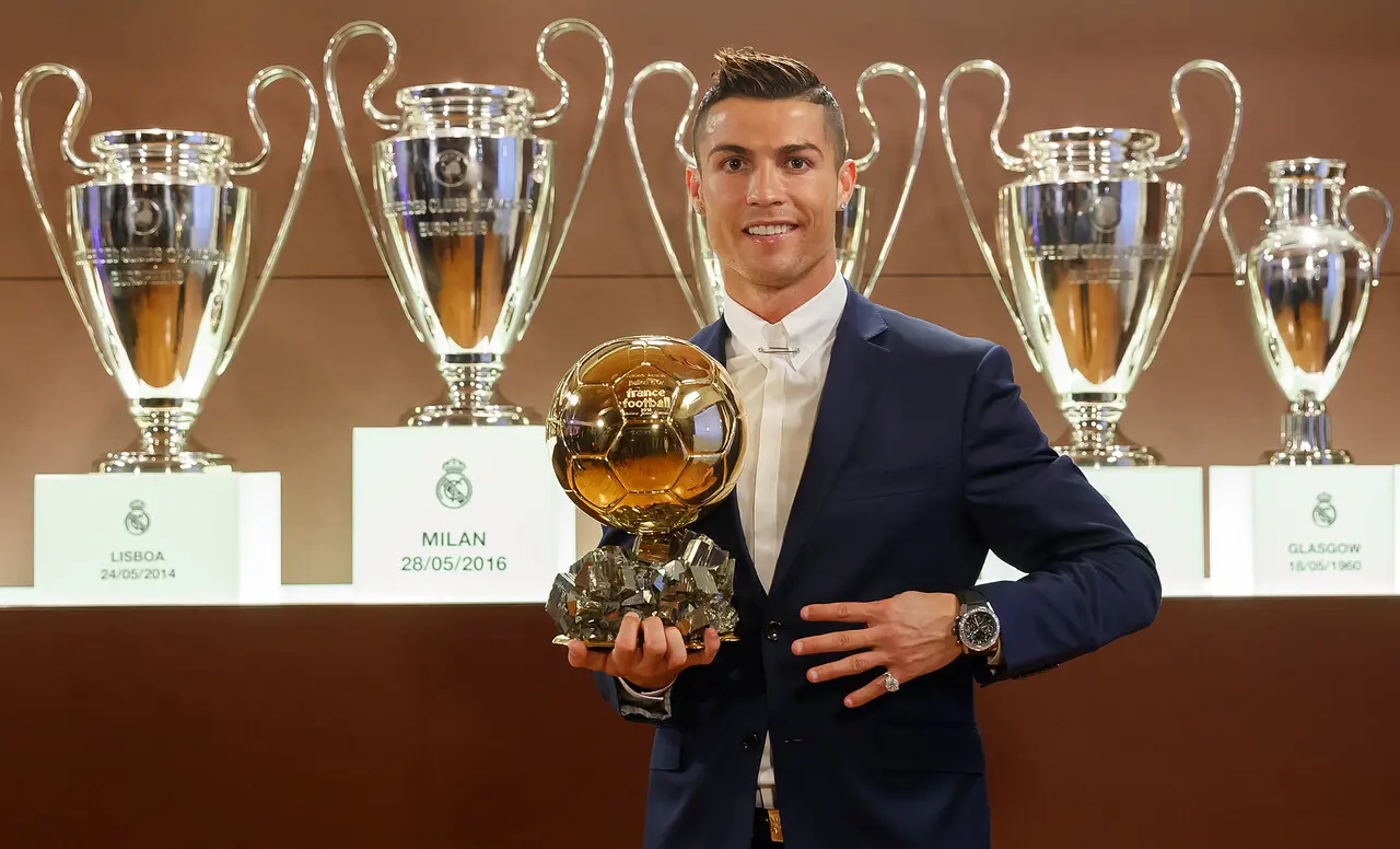 Cristiano Ronaldo exibe troféu de campeão no Real Madrid