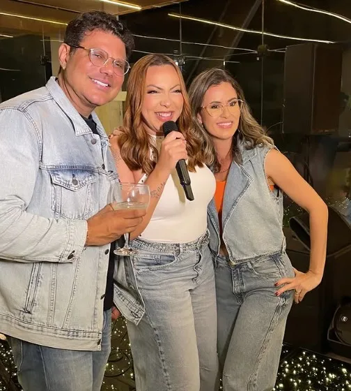 João Victor comemorando o aniversário de 45 anos junto da esposa e Laninha Show, em julho.