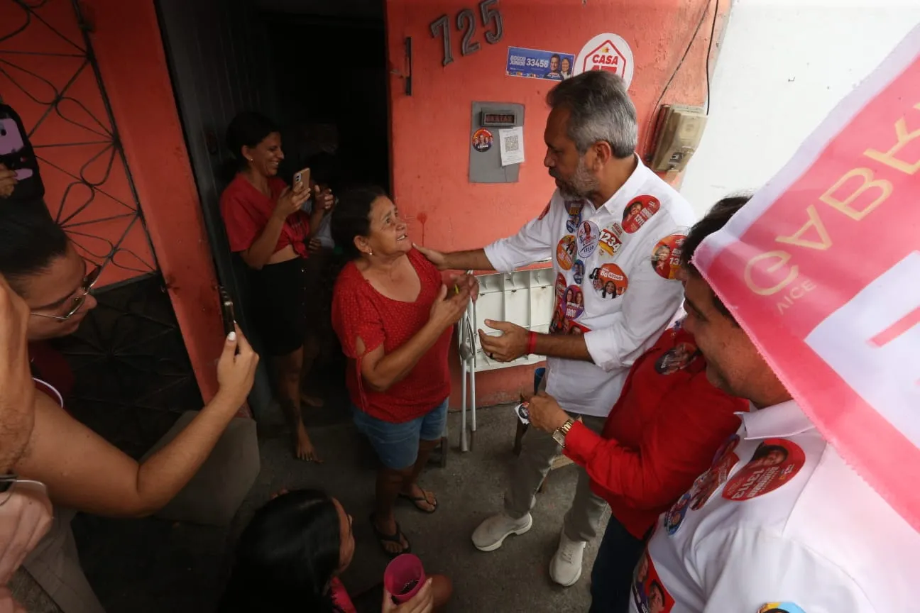 Durante a agenda, o político cumprimentou moradores enquanto percorreu as ruas do Aracapé.