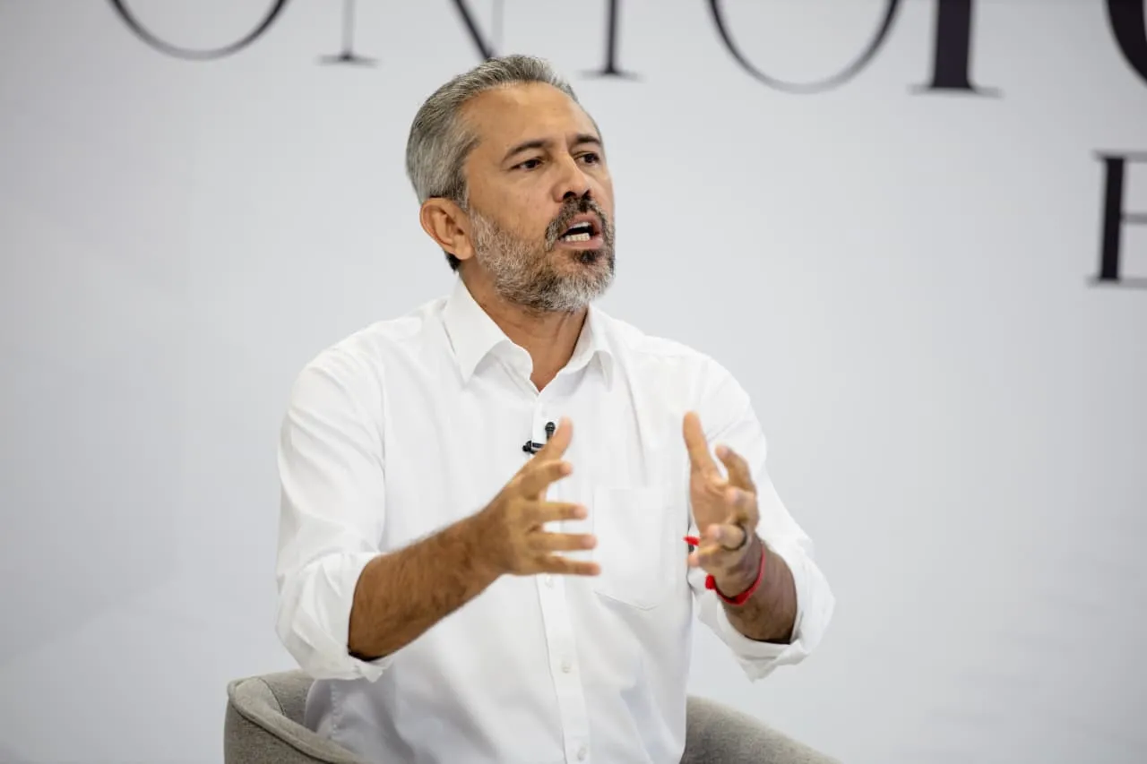 O governador Elmano de Freitas fez críticas à ausência de mulheres na chapa de Ciro Gomes e falou que sente 