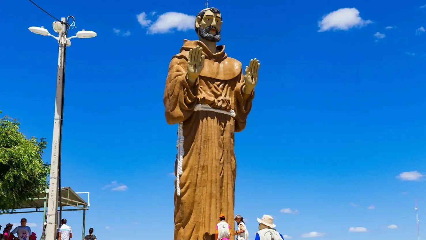 Construção de santos gigantes no Ceará começou com imagem de São Francisco de Assis, em Canindé.