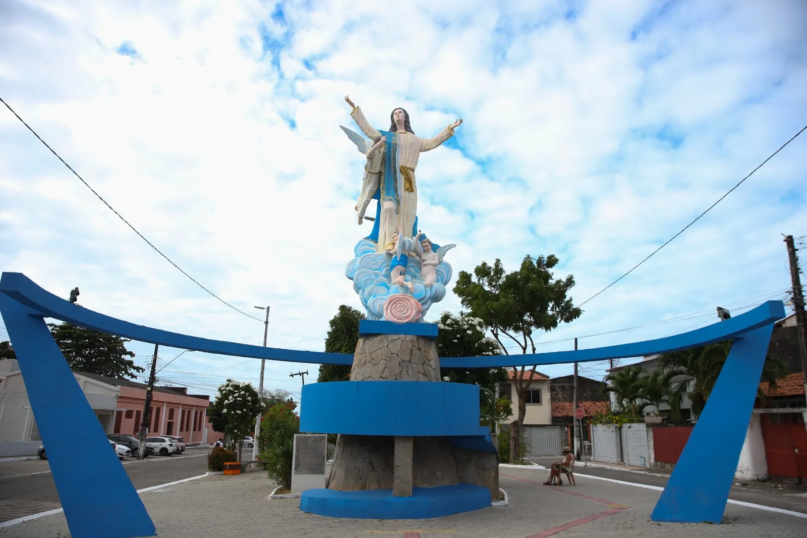 Com 15 metros de altura, monumento fica no bairro Vila Velha.