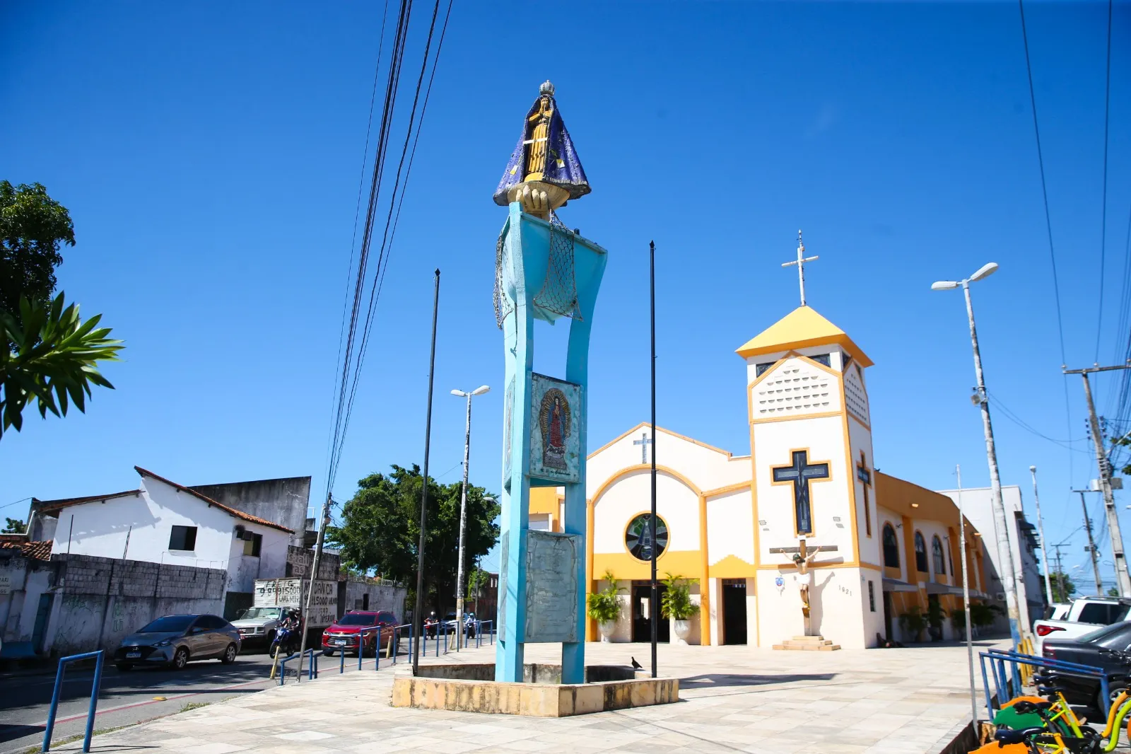 Imagem da santa em si, embora não tão grande, é sustentada por estrutura de 14 metros.