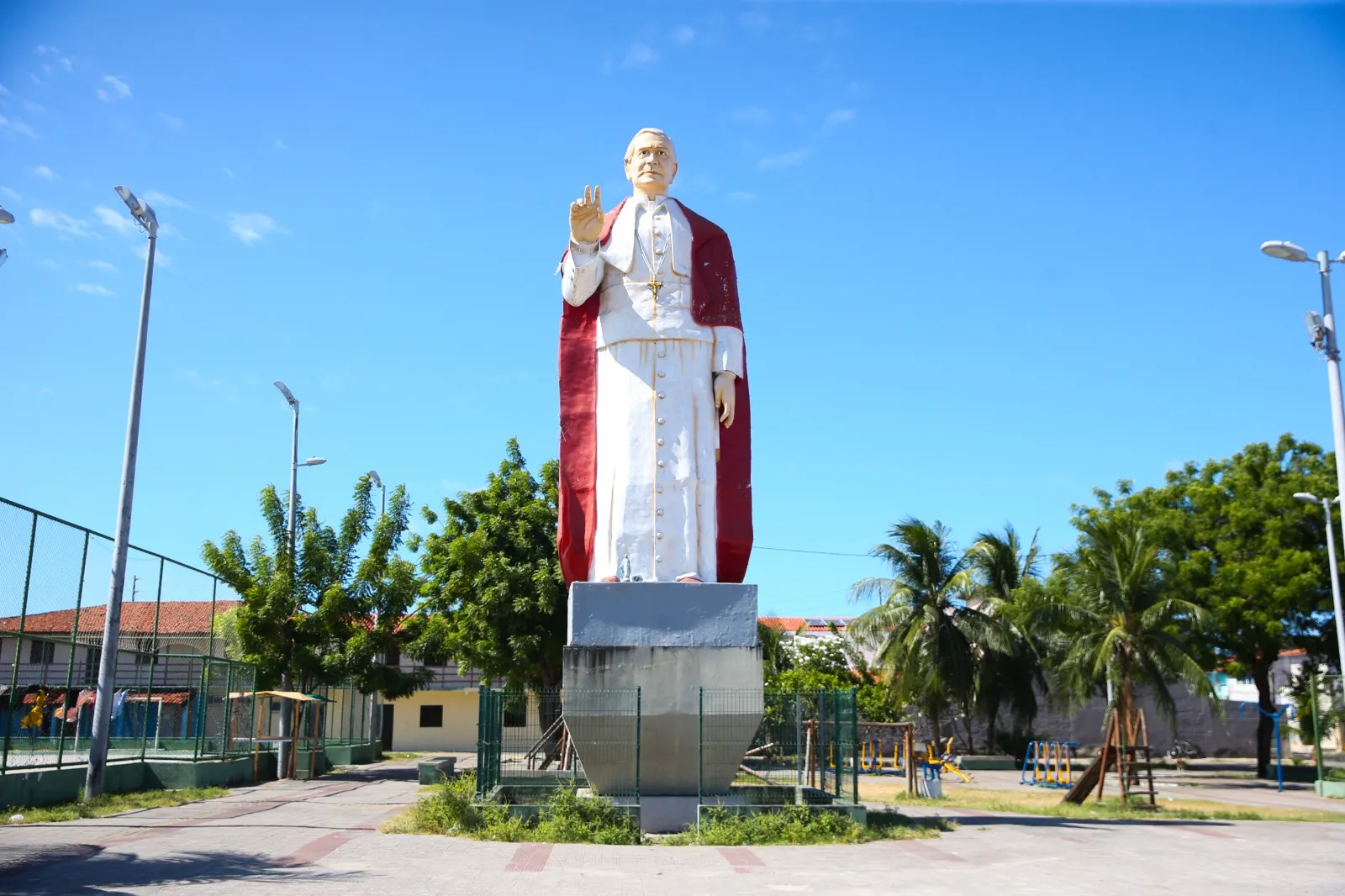 Monumento de Pio X é a única escultura com representação masculina de santo católico em Fortaleza.