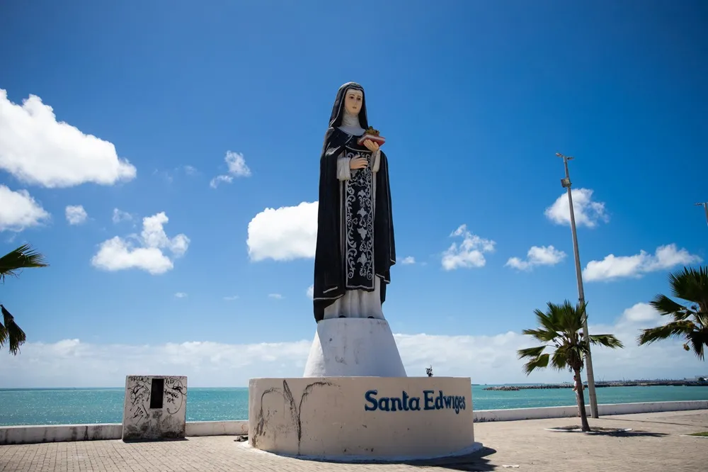 Com 11 metros de altura, estátua de Santa Edwiges marca a paisagem da avenida Castelo Branco (Leste-Oeste).