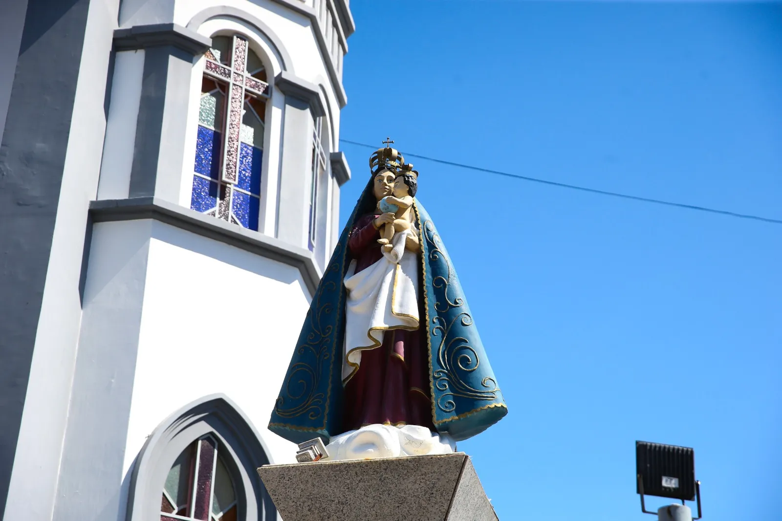 Após queda da primeira versão do monumento, em 2024, esta outra surgiu com tamanho menor, embora ainda alta.
