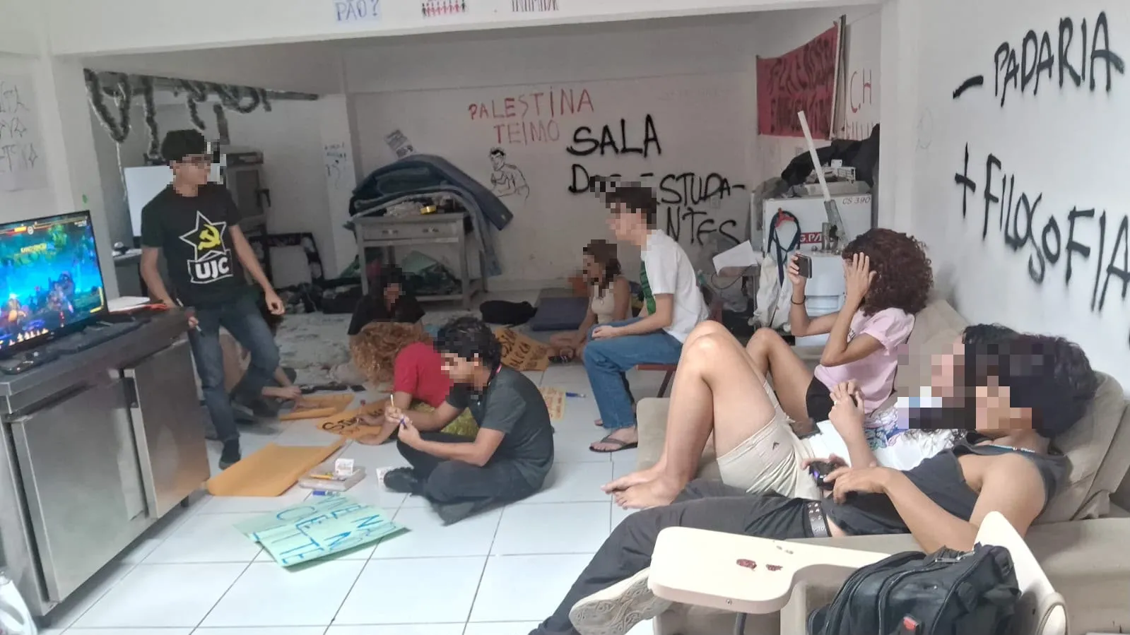 Estudantes isolados na 
