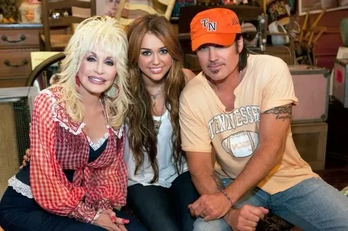 Dolly Parton se tornou madrinha de Miley por conta da amizade com o pai dela, Billy Ray Cyrus.
