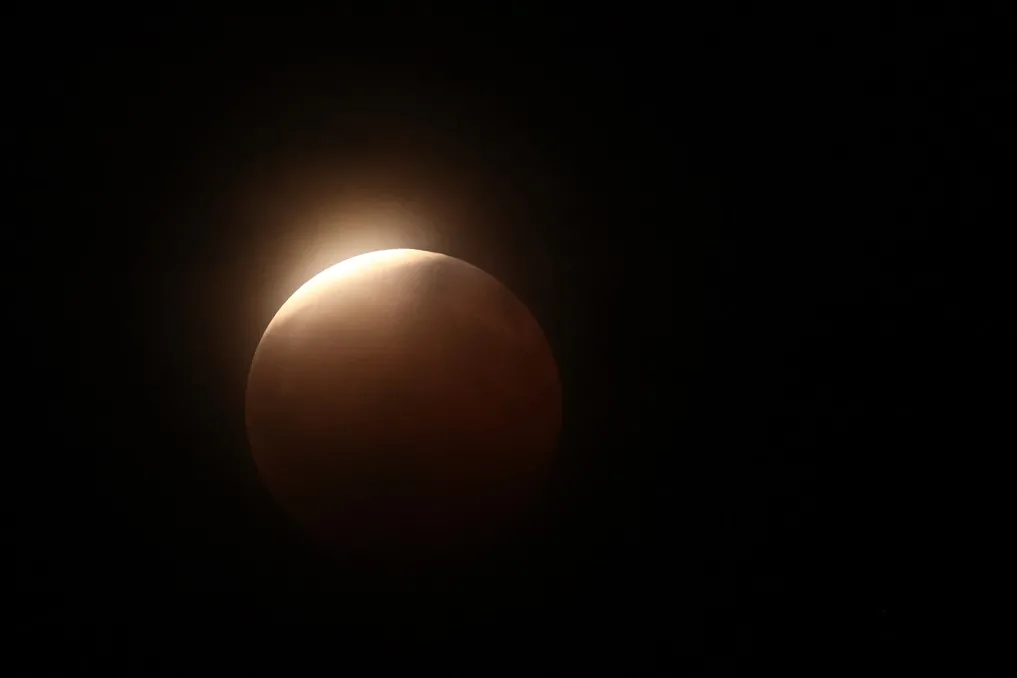 Lua dentro da umbra da Terra durante o eclipse lunar parcial, visto da região de Trona Pinnacles, na Califórnia.