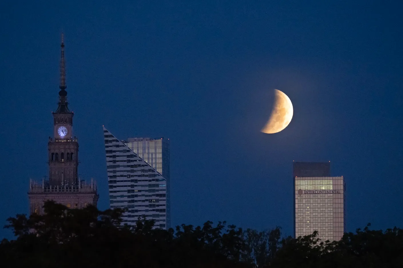 Eclipse lunar parcial visto de Varsóvia, capital da Polônia.