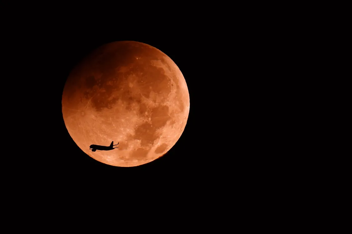 Fae penumbral da lua durante eclipse visto da cidade israelense de Netanya.