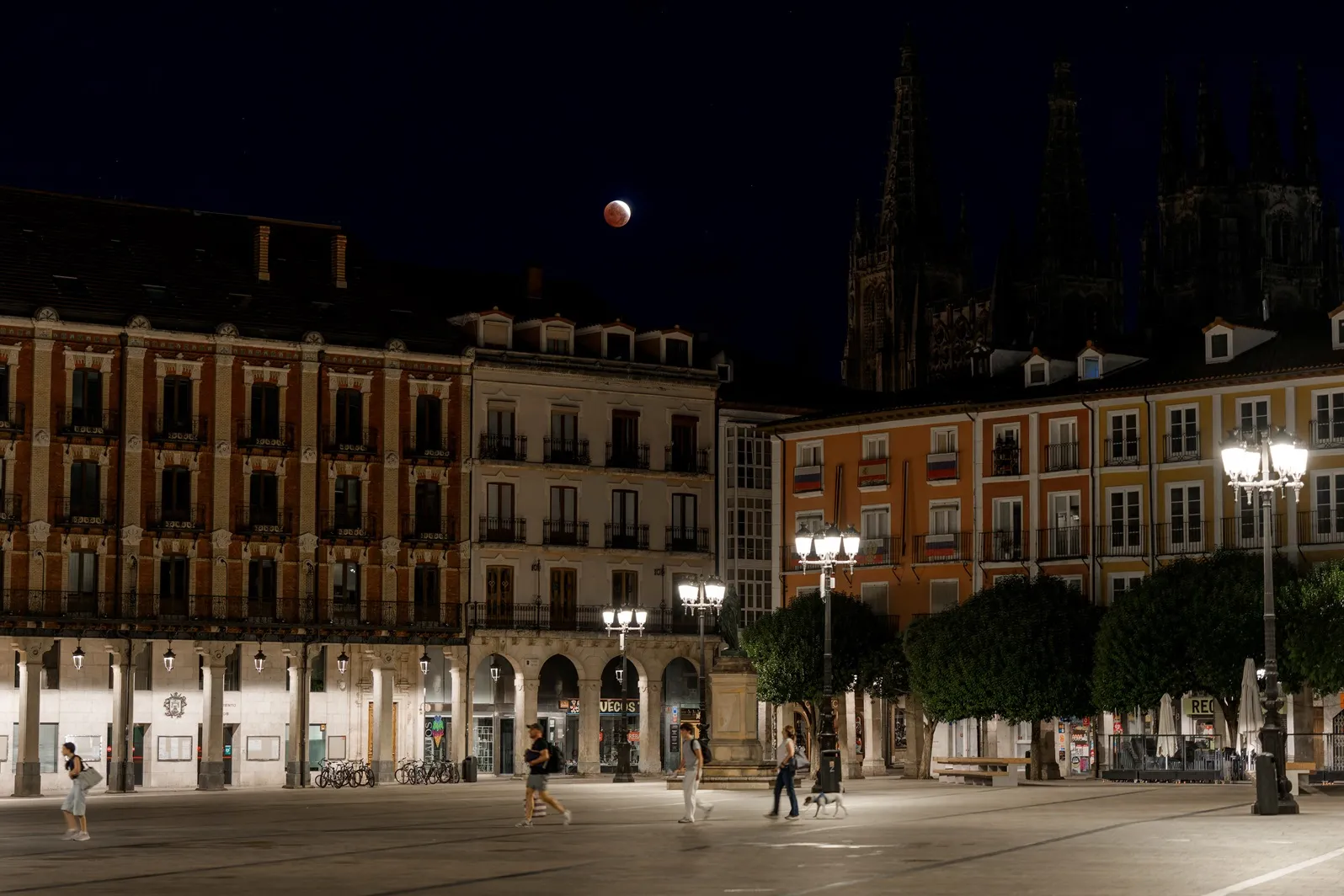 Eclipse visto da Plaza Mayor em Burgos, no norte da Espanha.