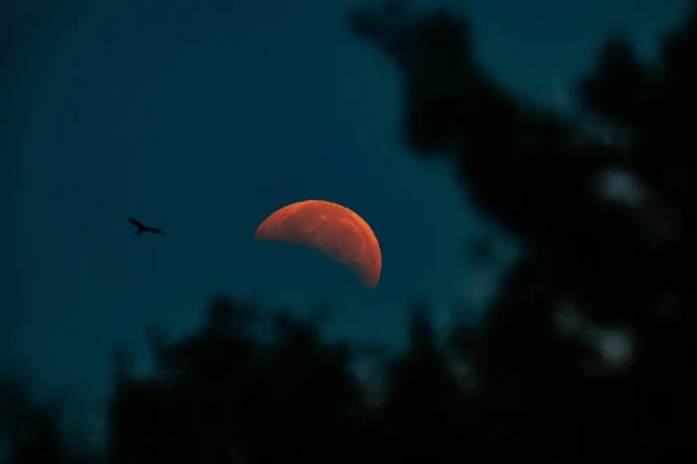 Eclipse lunar no céu noturno na região da Occitânia, na França.