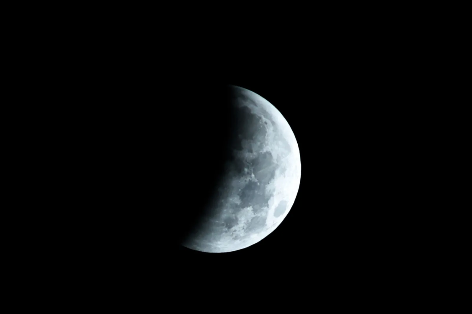 Eclipse lunar visto de Fortaleza, Ceará, na madrugada desta sexta-feira (28).