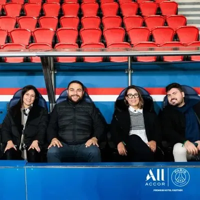 Torcida do PSG ganhou um banco de reservas especial na beira do campo de jogo