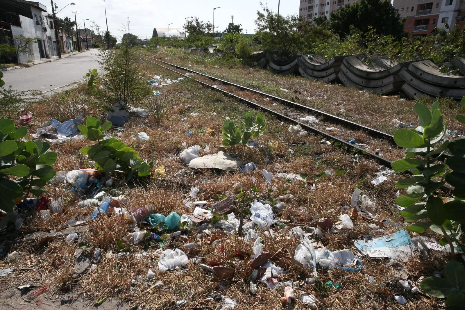 Os habitantes da região relatam que, pela zeladoria pública ser insuficiente, a responsabilidade e os custos da limpeza urbana, muitas vezes fica sob encargo deles.
