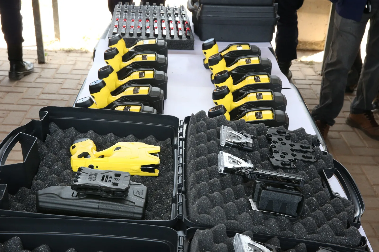 A TASER X2 é uma arma de incapacitação neuromuscular.