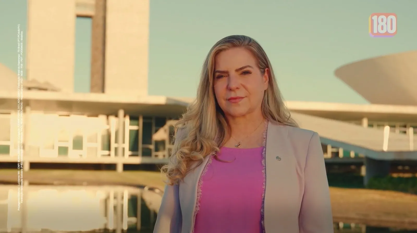 Luizianne Lins focou na própria imagem, sem a presença de aliados.